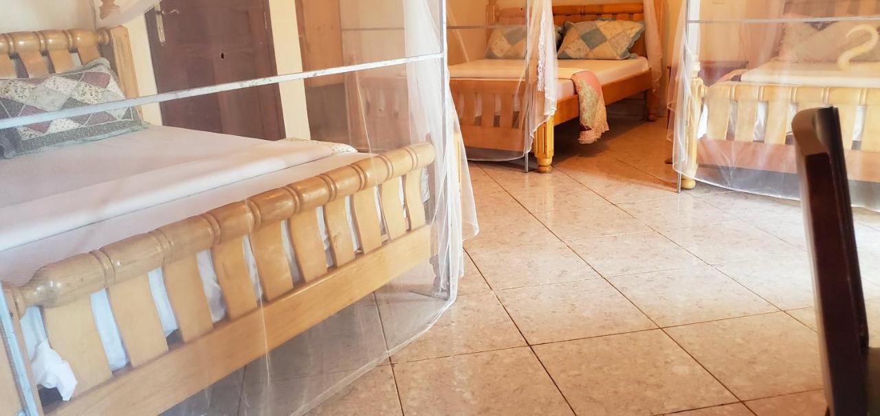 La Feve Beach Bed And Breakfast Entebbe Энтеббе Экстерьер фото