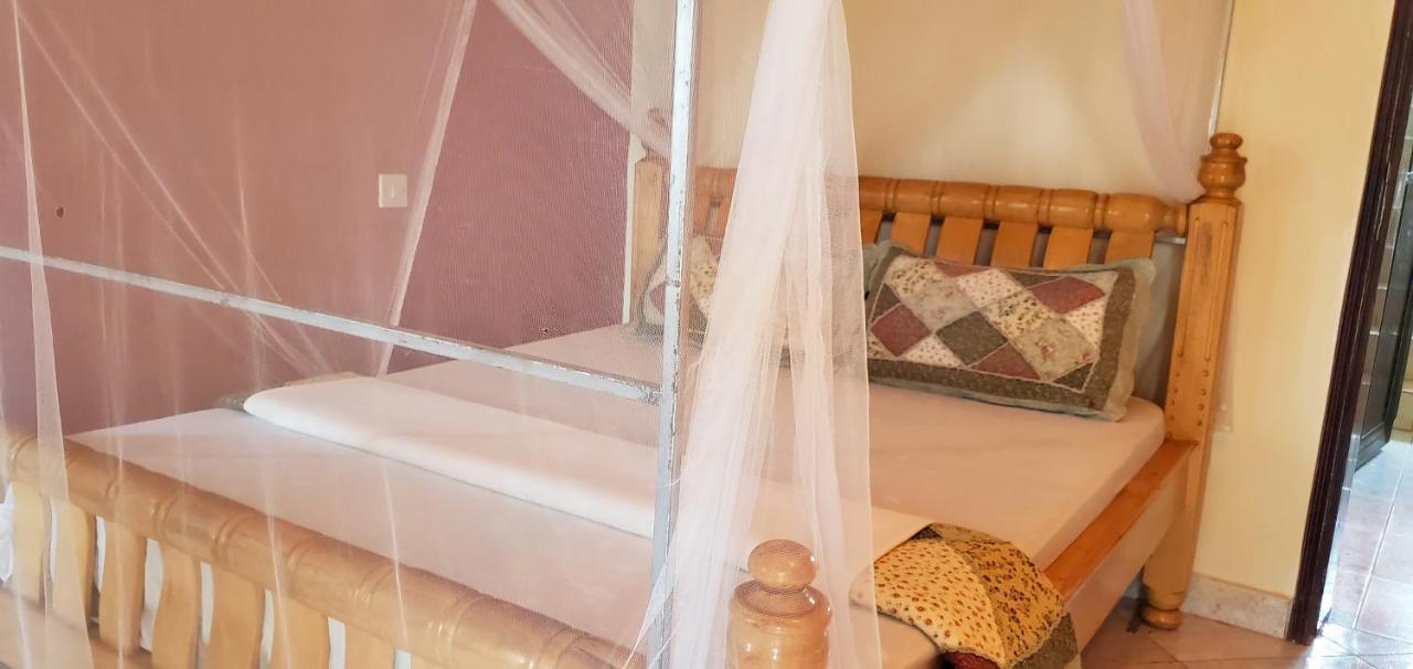 La Feve Beach Bed And Breakfast Entebbe Энтеббе Экстерьер фото