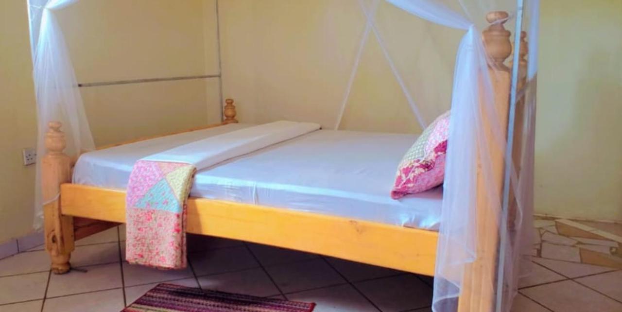 La Feve Beach Bed And Breakfast Entebbe Энтеббе Экстерьер фото