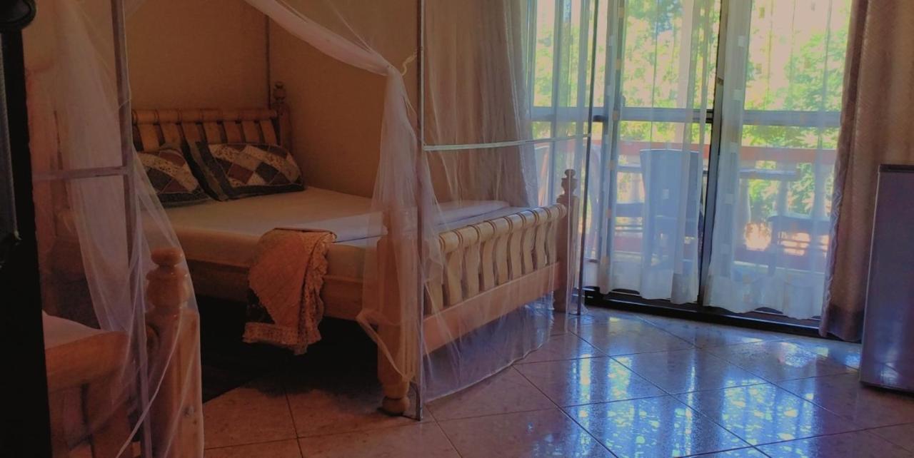 La Feve Beach Bed And Breakfast Entebbe Энтеббе Экстерьер фото