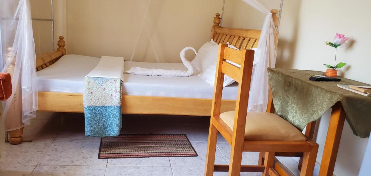 La Feve Beach Bed And Breakfast Entebbe Энтеббе Экстерьер фото
