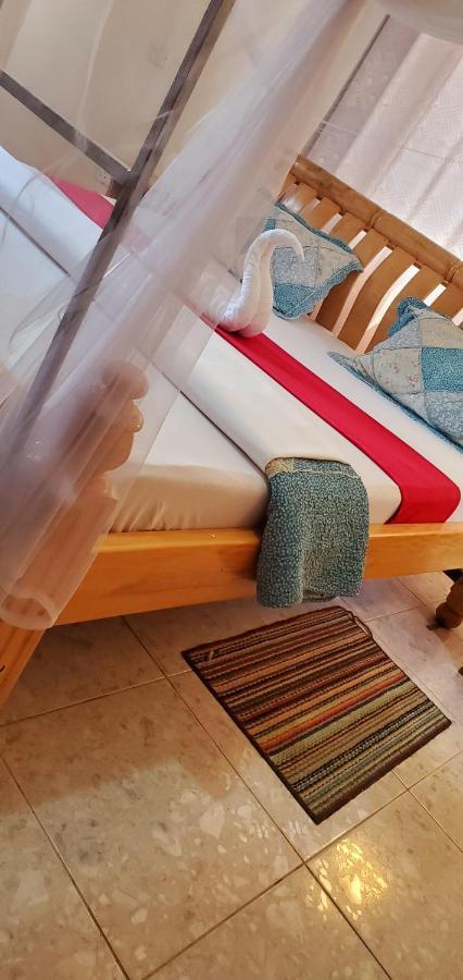 La Feve Beach Bed And Breakfast Entebbe Энтеббе Экстерьер фото