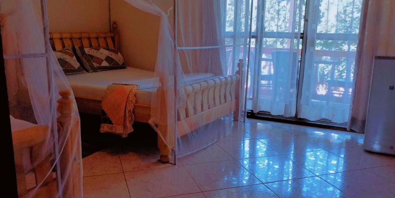 La Feve Beach Bed And Breakfast Entebbe Энтеббе Экстерьер фото