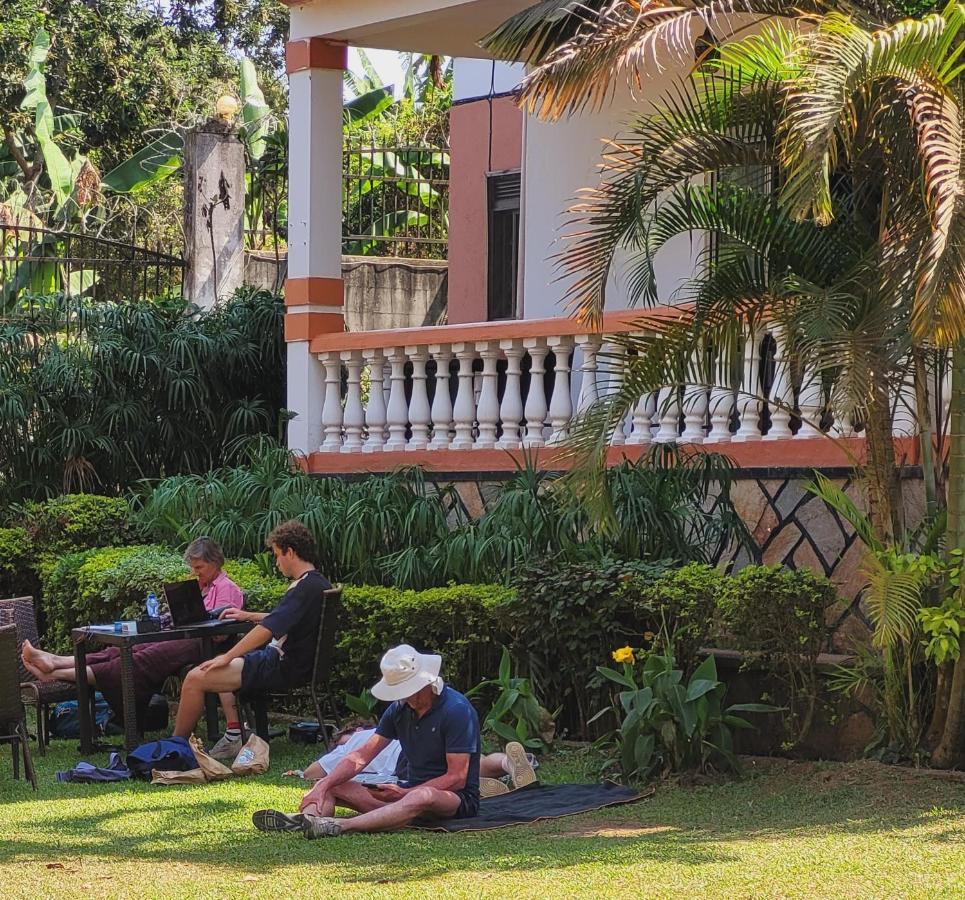 La Feve Beach Bed And Breakfast Entebbe Энтеббе Экстерьер фото